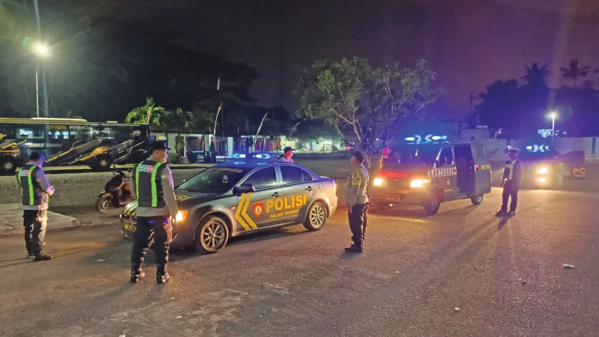 Anggota Polsek Muncar patroli sekaligus menyampaikan pesan kamtibmas kepada warga pada Rabu malam (19/8). (Foto: Polsek Muncar)