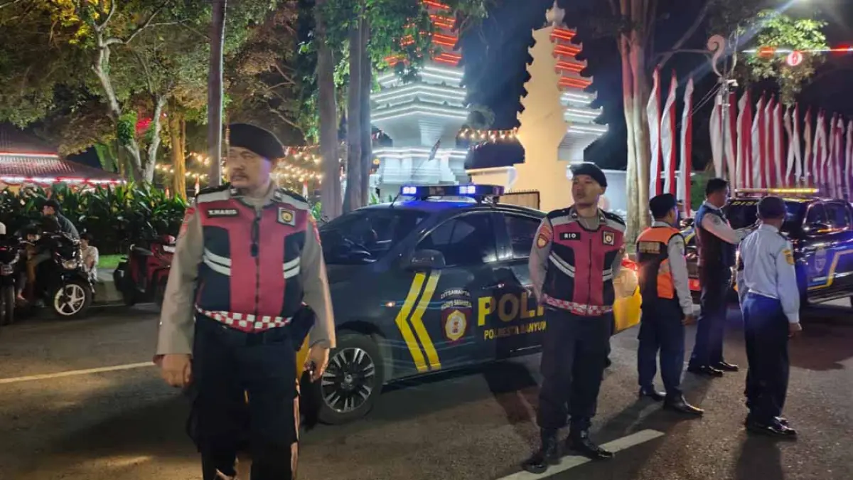 Aparat gabungan melakukan patroli keliling di sejumlah ruang jalan pusat kota Bumi Blambangan, Rabu malam (19/8). (Humas Polresta Banyuwangi)