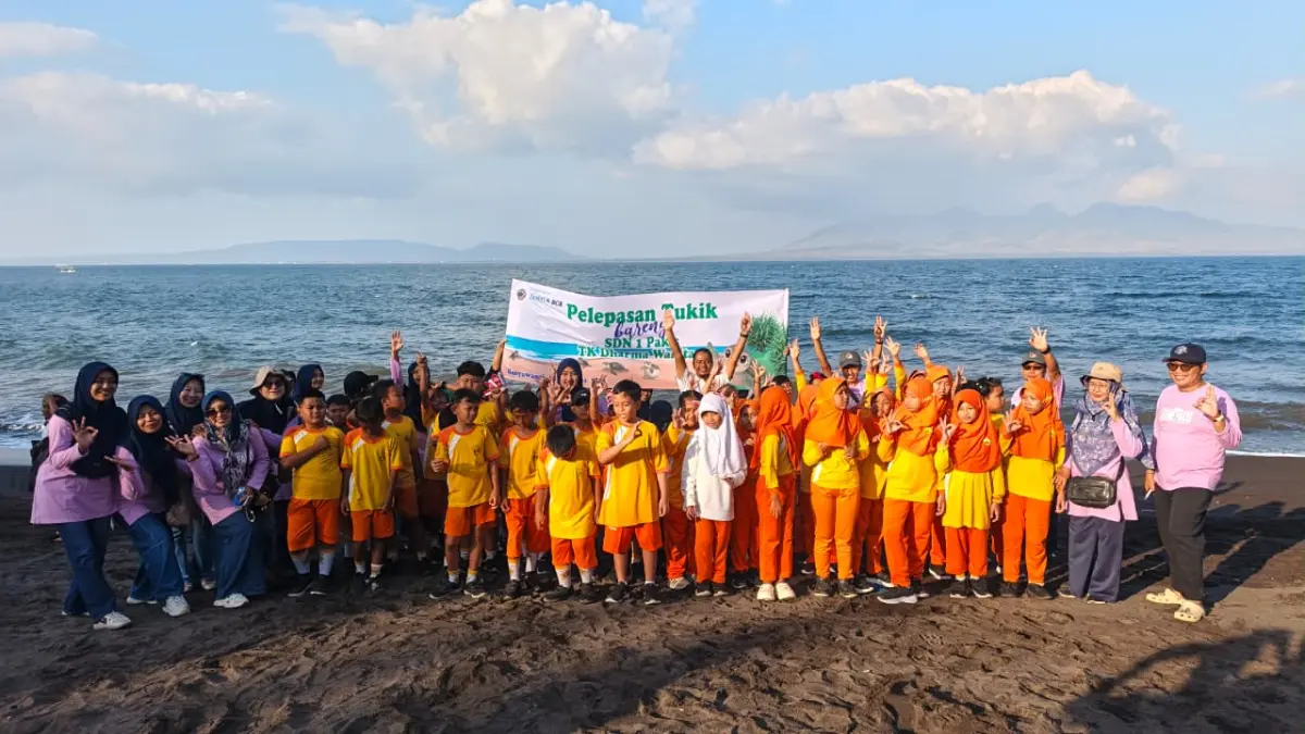 BERSORAK : 50 siswa beserta guru pendamping SDN 1 Pakis melepas liarkan 300 Tukik di pantai Pulau Santen pada Rabu (19/8) sore. (Gerda/RadarBanyuwangi.id)