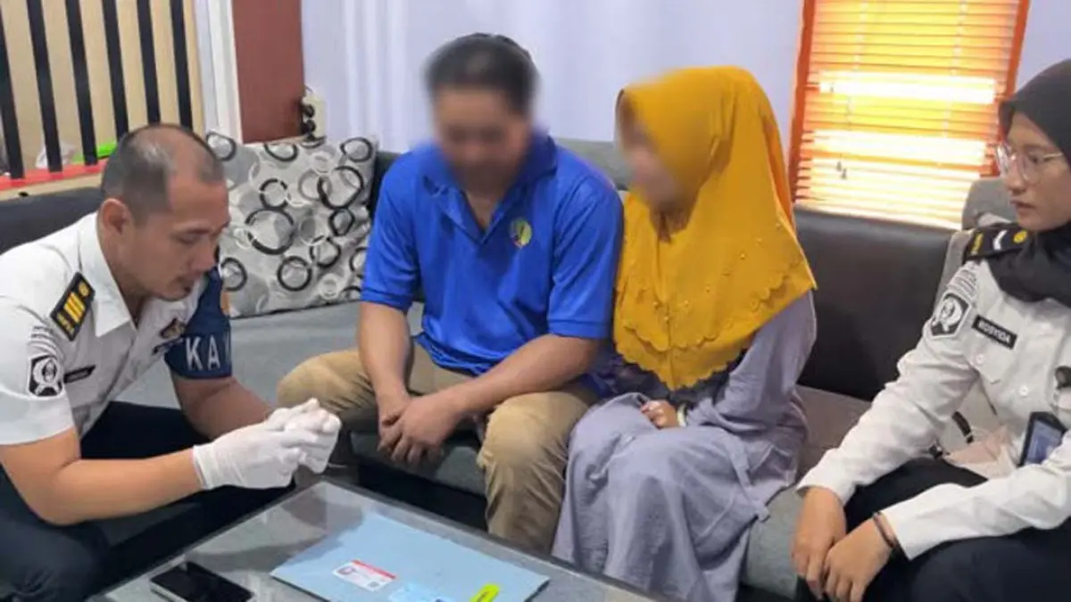 DIINTEROGASI: Pengunjung perempuan berinisial PW diamankan petugas Lapas Banyuwangi usai kedapatan menyimpan sabu-sabu di alat vitalnya, Kamis (20/8). (Lapas Banyuwangi)