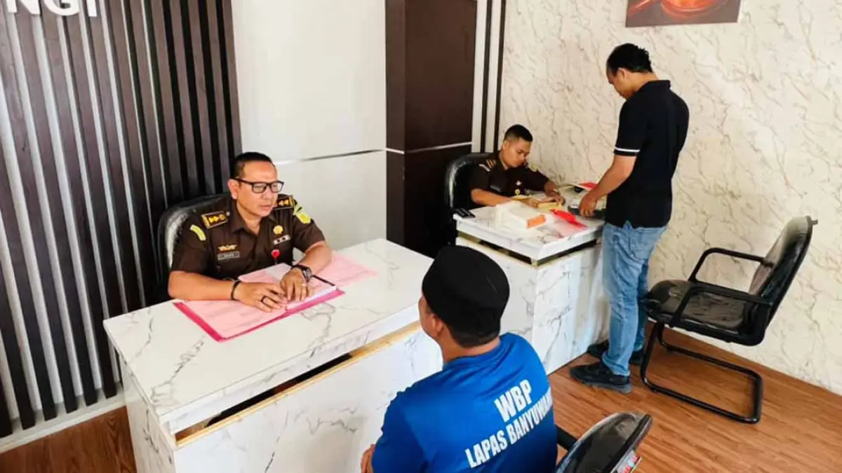 Kasi Pidum Kejari Banyuwangi Agus Hariyono memeriksa FS, kurir sabu-sabu 2 kg yang ditangkap di Pelabuhan Ketpang pada bulan April lalu. (Bagus Rio/Radar Banyuwangi)