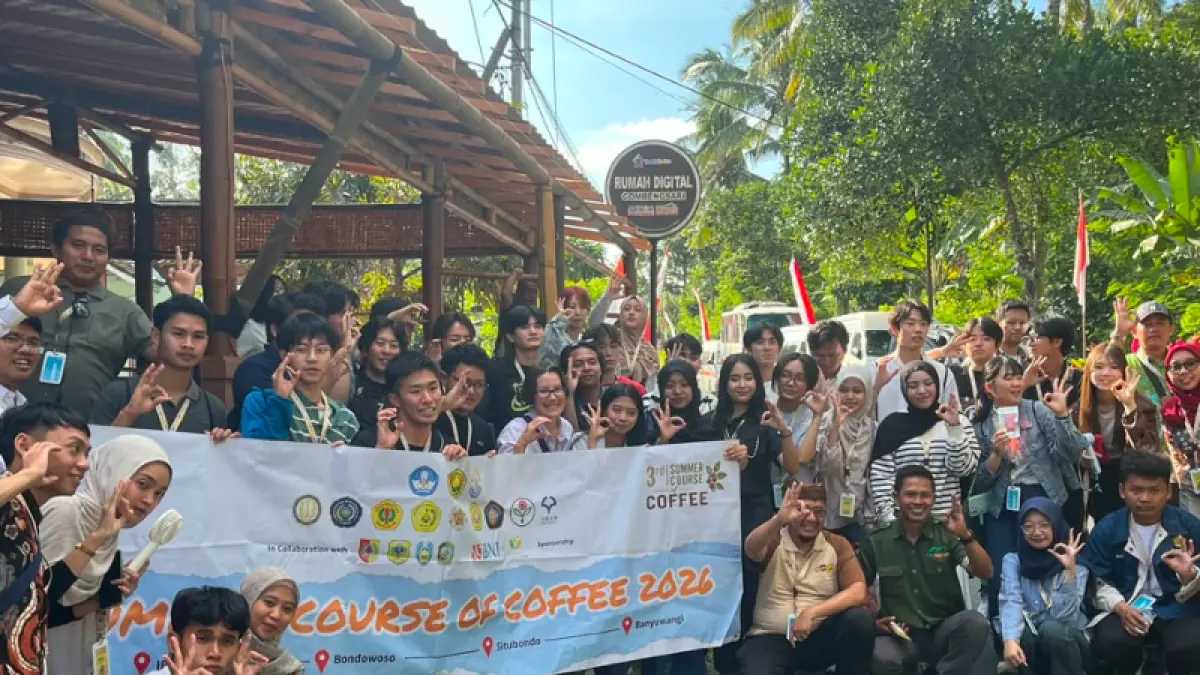 Kopi Banyuwangi menarik akademisi dunia. Peserta Summer Course Unej belajar dari kebun hingga cangkir sekaligus mengenal budaya Gombengsari. (banyuwangitourism.com)