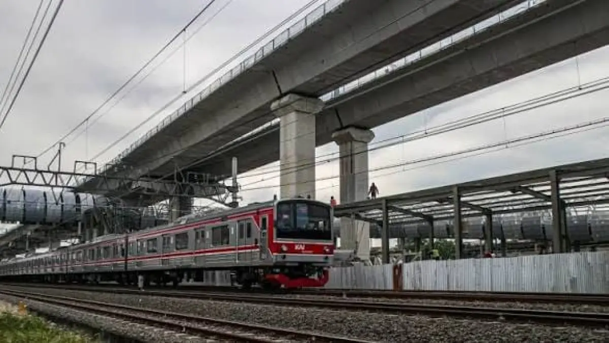 KRL Commuter Line melintas di jalur rel kawasan Jakarta. Perjalanan lintas Bogor-Jakarta Kota sempat terganggu setelah insiden seorang lansia terserempet kereta di Kebon Baru, Tebet, Jakarta Selatan. (Tangsel JawaPos)