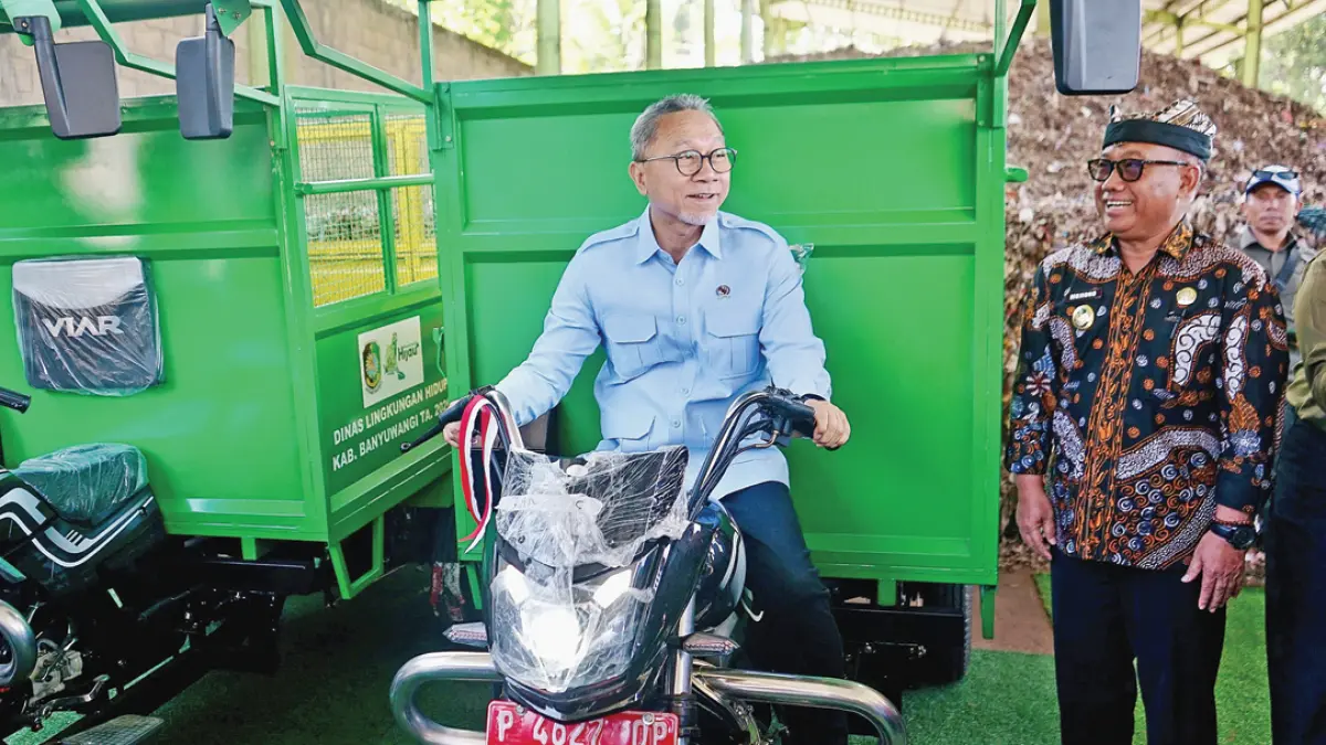Menteri Koordinator Bidang Pangan Zulkifli Hasan menaiki sepeda motor roda tiga bantuan NGO Uni Emirat Arab di TPS Balak, Kecamatan Songgon, Kamis (20/8). (Salis Ali/Radar Banyuwangi)