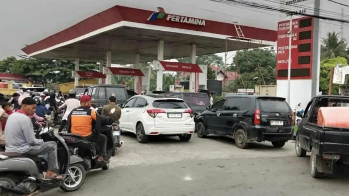Pengendara mengisi BBM di SPBU. Rencana pemangkasan kuota BBM bersubsidi pada 2027 menjadi salah satu sentimen yang turut diperhatikan pasar setelah rupiah menguat ke Rp17.748 per dolar AS. (Riau Pos)