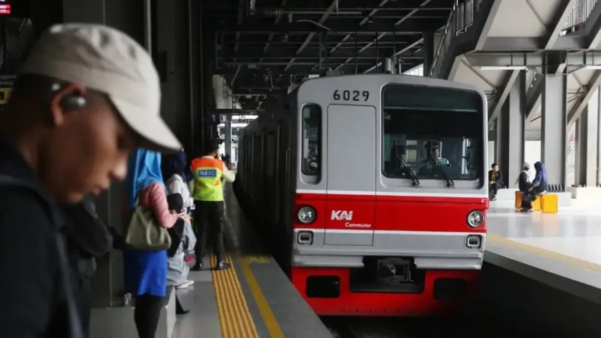 Perjalanan Commuter Line kembali normal setelah sempat terganggu akibat kejadian tertemper pada Kamis (20/8) pagi. (JawaPos.com)