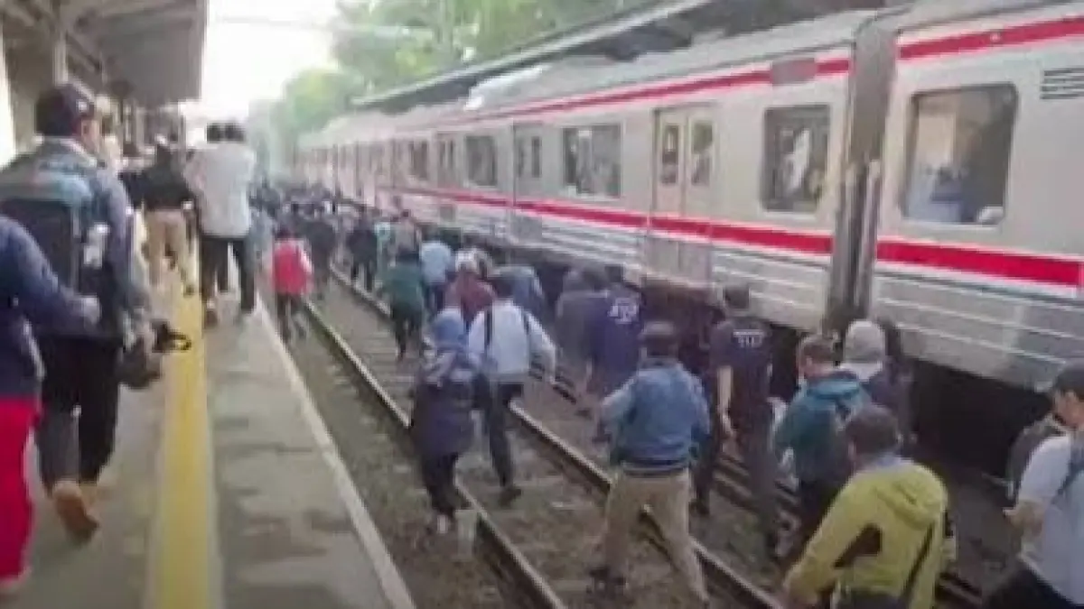 Perlintasan sebidang Semanan Tembok Bolong, Kalideres, Jakarta Barat, menjadi lokasi kecelakaan antara sepeda motor dan KRL Commuter Line yang menewaskan seorang pelajar berusia 18 tahun. (Tangkapan Layar TikTok/Jawa Pos Official)