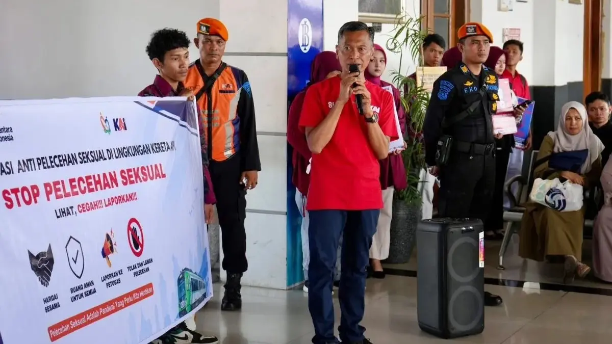Petugas KAI Divre II Sumatera Barat bersama komunitas railfans menyampaikan edukasi antipelecehan seksual kepada penumpang sebagai upaya membangun transportasi publik yang aman dan inklusif. (Antara)