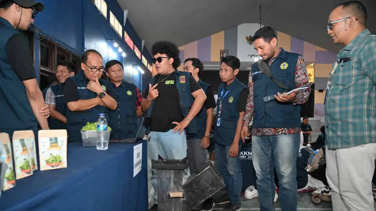 Rektor UNIBA Dr Sadi didampingi Kepala LPPM Agus Mursidi, dan Ketua Panitia KKN Dr Donny Setiawan mengecek produk mahasiswa selama melaksanakan KKN di Desa Kandangan, Pesanggaran. (Ramada Kusuma/Radar Banyuwangi)