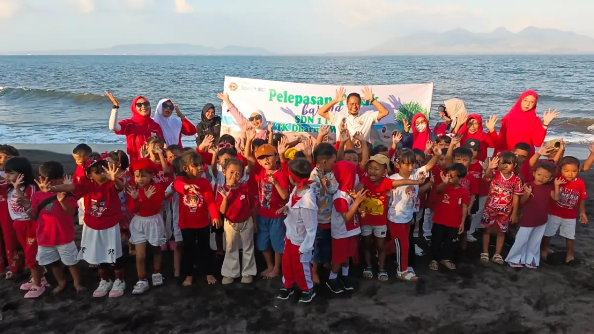 SENANG SEKALI : 75 siswa siswi dari TK Dharmawanita 7 terlihat sangat ceria setelah melihat langsung dan turut melepasliarkan 300 Tukik di pantai Pulau Santen pada Rabu (19/8) sore. (Gerda/RadarBanyuwangi.id)