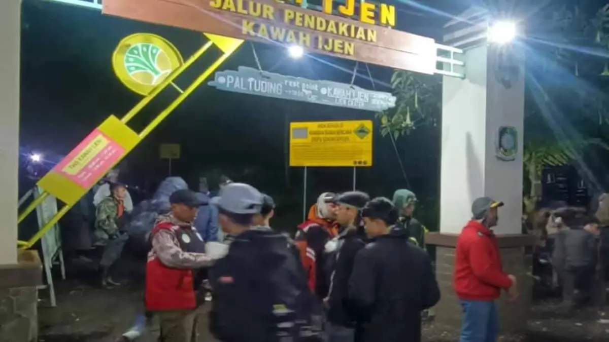 TUNJUKKAN TIKET: Pengunjung TWA Ijen yang sedang mengantre di pintu masuk Paltuding, Senin malam (17/8). (ISTIMEWA)