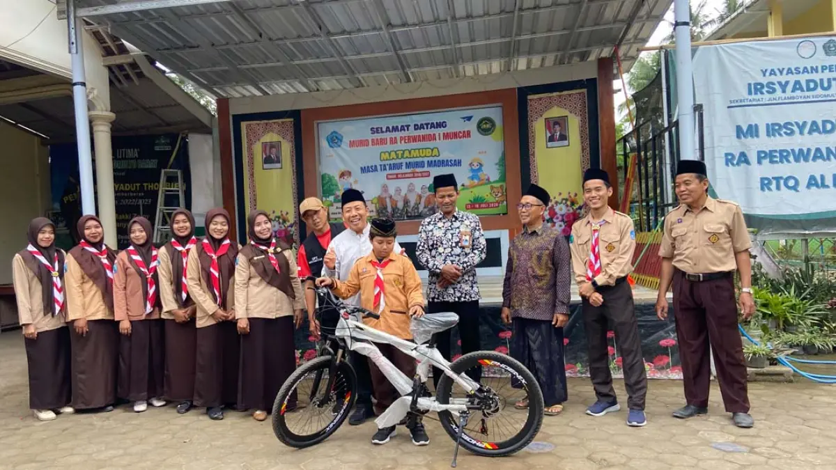 UPZ Kecamatan Muncar menyerahkan bantuan sepeda kepada siswa MI Irsyadut Tholibien Muncar pada Jumat (15/8). (Foto: UPZ Muncar)