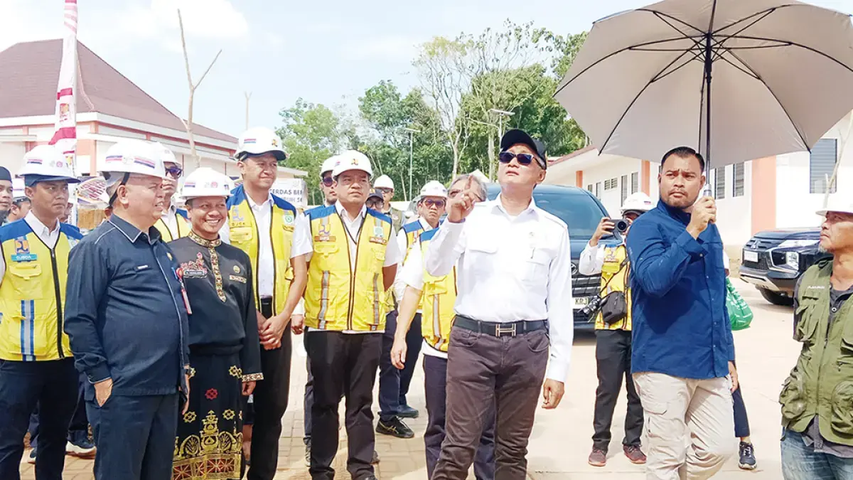 Menteri Pekerjaan Umum RI Dody Hanggodo bersama Dirjen SDA Arnold Aristotle Paplapa didampingi Pelaksana Tugas Bupati Kuantan Singingi Muklisin dan Penjabat Sekretaris Daerah Muradi meninjau Sekolah Rakyat di Telukkuantan, Kuantan Singingi, Selasa (4/8/2026). (DESRIANDI CANDRA/RIAU POS)