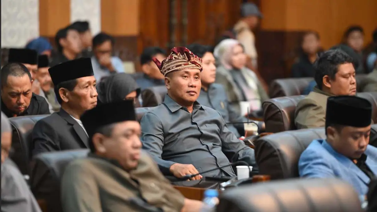 Anggota dewan lintas komisi mengikuti rapat paripurna penyampaian nota pengantar Perubahan KUA-PPAS 2026 dari Bupati Ipuk Fiestiandani di gedung DPRD Banyuwangi pekan lalu (13/8). (Ramada Kusuma/Radar Banyuwangi)