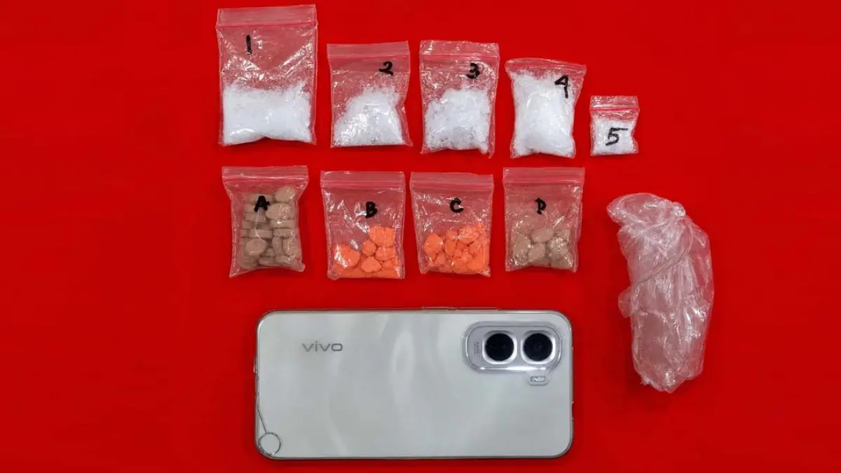 Barang bukti sabu-sabu dan ekstasi yang disita dari PW kini diamankan penyidik Satresnarkoba Polresta Banyuwangi, Jumat (21/8). (Foto: Satresnarkoba Polresta Banyuwangi)