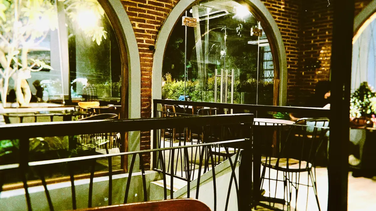 Beragam tempat nongkrong di Banyuwangi menawarkan suasana berbeda, dari kafe modern hingga kedai kopi dengan latar alam. (Desi untuk Radar Banyuwangi)