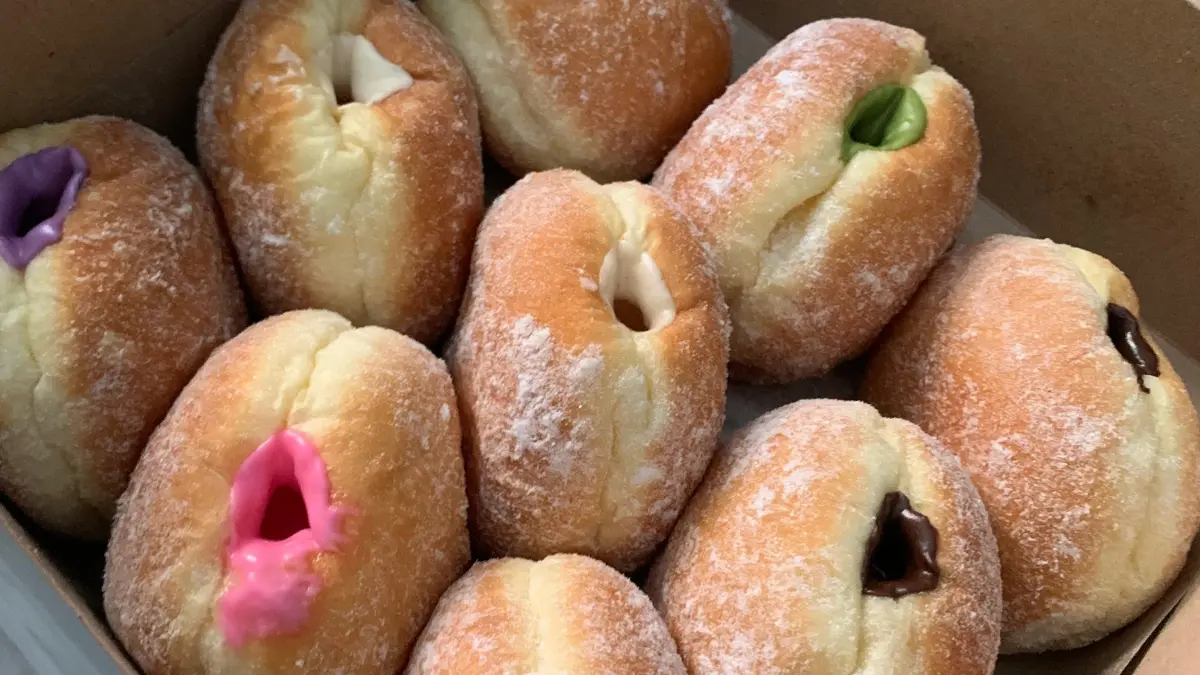 Bomboloni dengan tekstur lembut dan beragam isian menjadi camilan manis yang menarik untuk dinikmati maupun dikembangkan sebagai usaha rumahan. (Desi untuk Radar Banyuwangi)