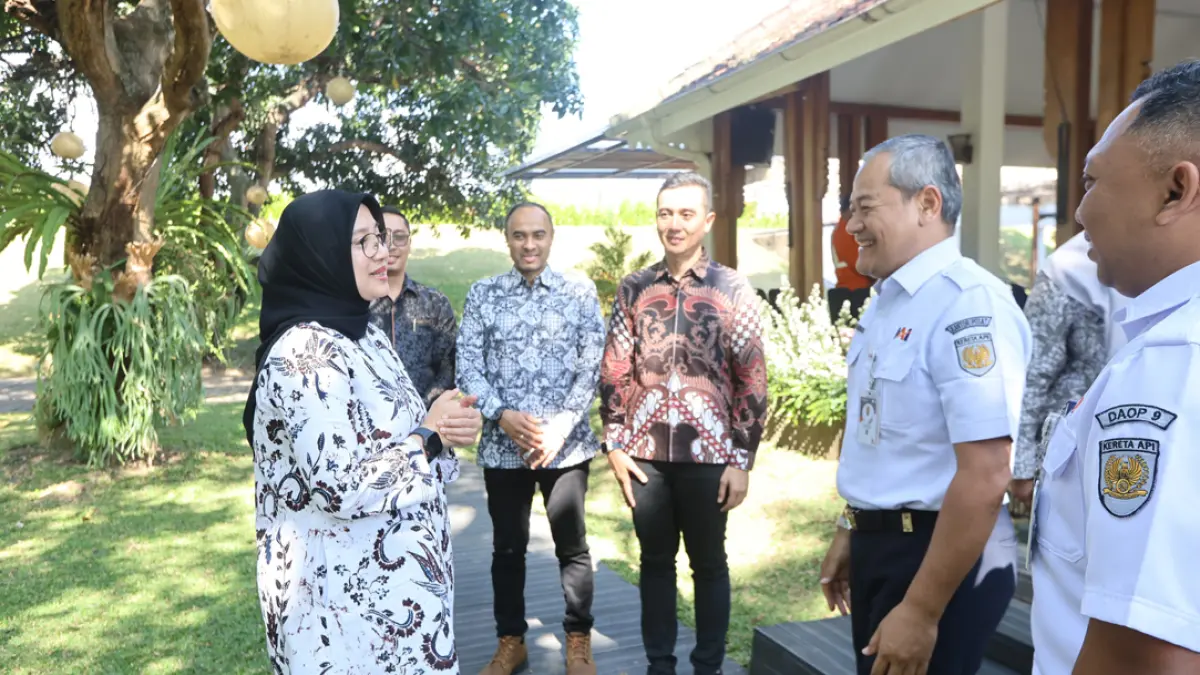 Bupati Ipuk Fiestiandani bertemu dengan tim PT KAI di pendapa Sabha Swagata Blambangan pada Kamis (20/8). (Humas Pemkab Banyuwangi)