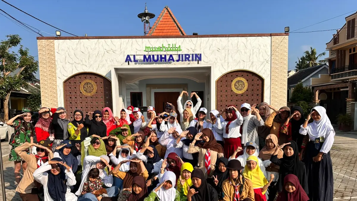 COSTPLAY : Kompaknya warga Perumahan Villa Bukit Mas Giri sesaat setelah melaksanakan kegiatan upacara peringatan Kemerdekaan Republik Indonesia. (Lubis untuk RadarBanyuwangi.id)
