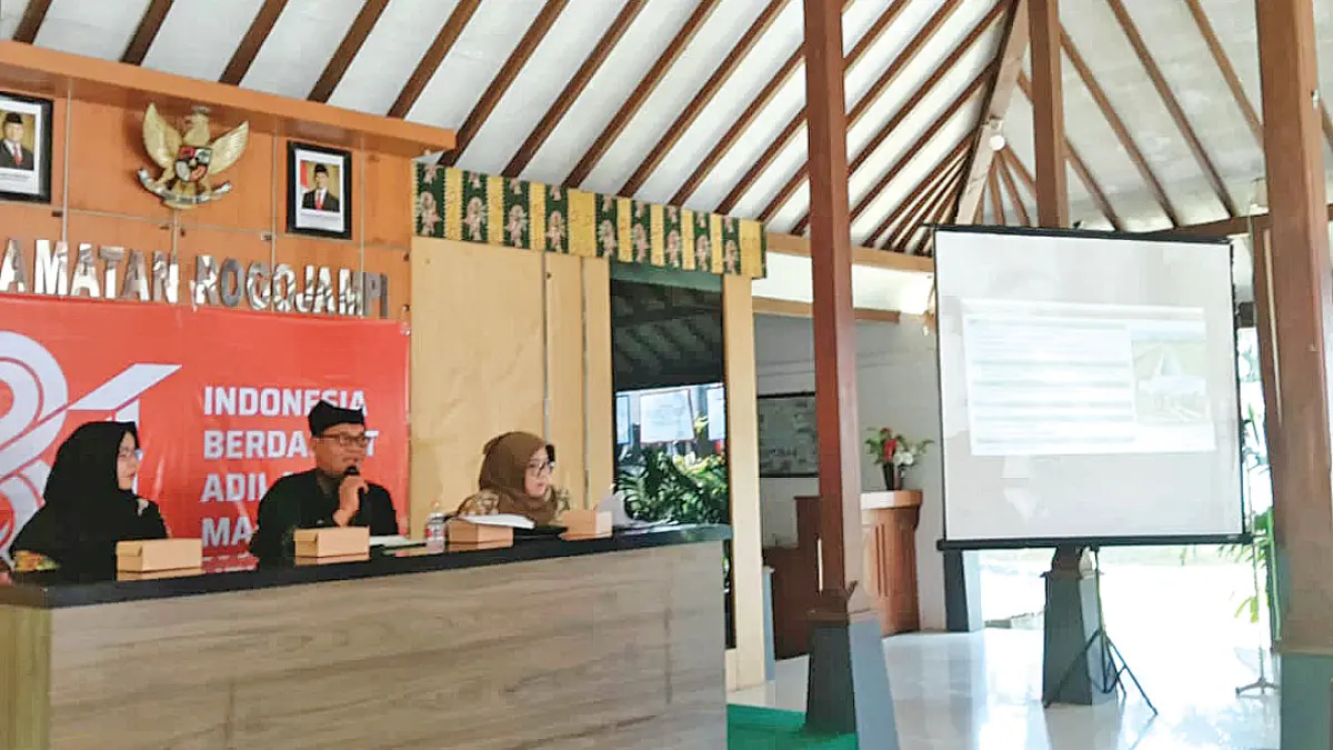 DENGAR KELUHAN: Kepala Dispertan Banyuwangi Danang Hartanto bersama tim berdiskusi dengan kelompok tani dan gapoktan di wilayah Kecamatan Rogojampi pada Kamis (20/8). (Foto: Dispertan Banyuwangi)