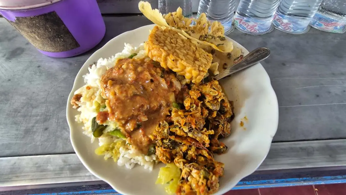 EKSTRA PEDAS: Tampilan nasi pecel di Warung Bu Maolan yang ada di Dusun Klontang, Desa Gendoh, Kecamatan Sempu. (Salis Ali/Radar Banyuwangi)
