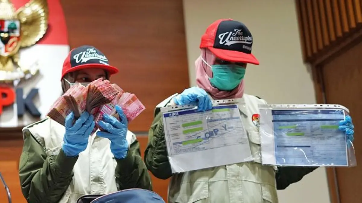 FOTO ILUSTRASI: Penyidik KPK memperlihatkan barang bukti uang suap hasil operasi tangkap tangan (OTT) beberapa waktu lalu. (Dok.JawaPos.com)