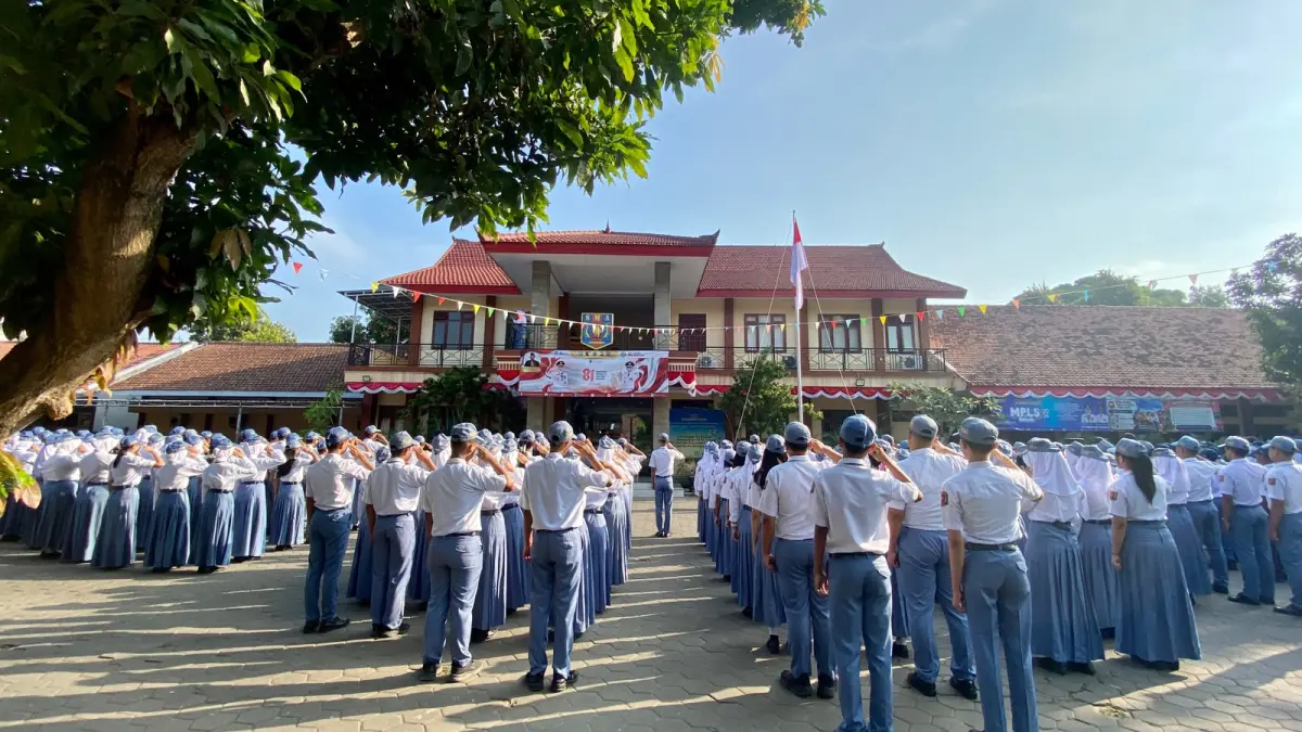 HORMAT : Seluruh civitas SMAN 1 Giri Taruna Bangsa melaksanakan upacara peringatan Hari Ulang Tahun (HUT) ke 81 Kemerdekaan Republik Indonesia pada Senin (17/8). (SmagiTV untuk RadarBanyuwangi.id)