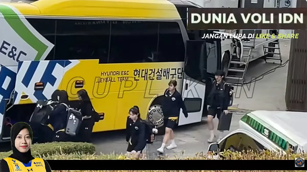 ILUSTRASI pemain Hyundai Hillstate keluar dari bus tim. (Tangkapan Layar Youtube @DUNIA VOLI IDN)