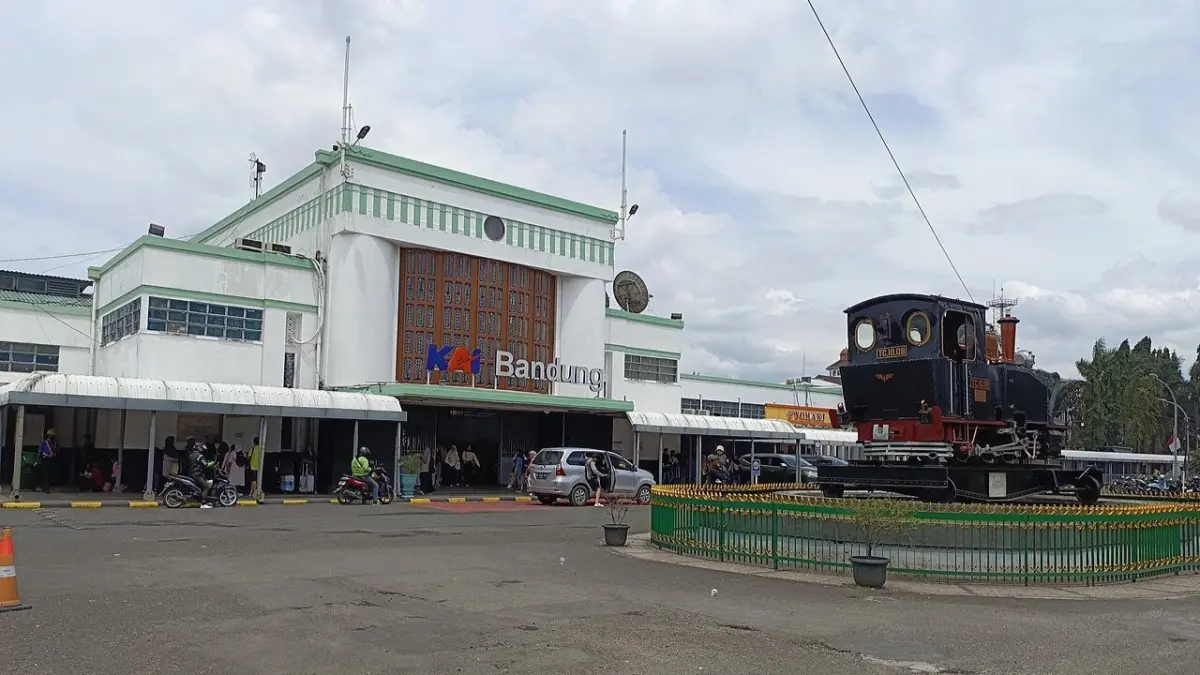 KAI Daop 2 Bandung menyiapkan 60.717 tempat duduk kereta api jarak jauh untuk menghadapi peningkatan perjalanan masyarakat selama libur panjang Maulid Nabi Muhammad SAW, 21-25 Agustus 2026. (Wikimedia Commons/A2613)