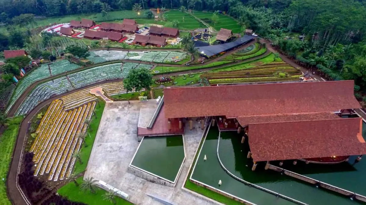 Kawasan Agro Wisata Tamansuruh difoto dari udara beberapa waktu lalu. Destinasi wisata yang satu ini bakal menjadi arena Digi MR 2026 yang dihelat Sabtu pagi (22/8). (Ramada Kusuma/Radar Banyuwangi)
