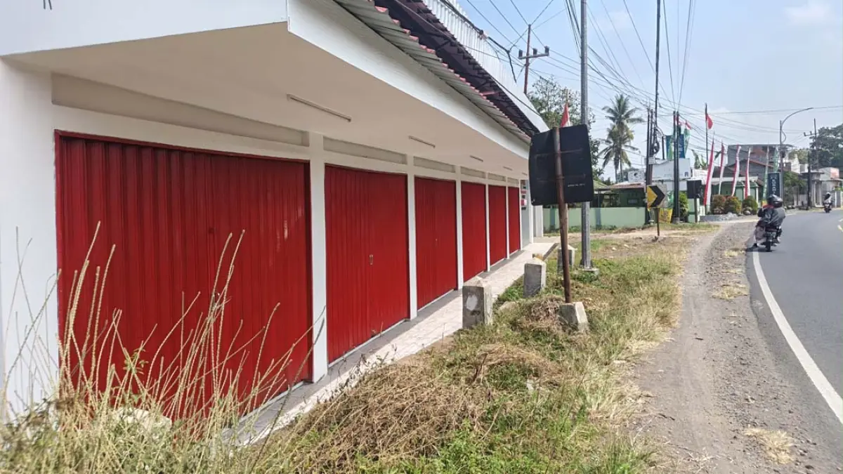 KDMP Sukonatar, Kecamatan Srono, yang lokasinya mepet jalan raya sudah ditumbuhi rumput liar, Jumat (21/8). (Zamrozi Wahyu/Radar Banyuwangi)