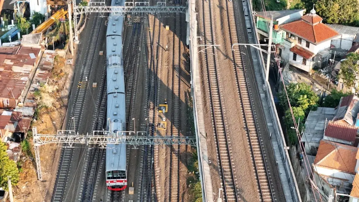 Keselamatan masyarakat di sekitar jalur rel menjadi perhatian penting untuk mencegah insiden yang mengganggu perjalanan kereta. (JawaPos.com)