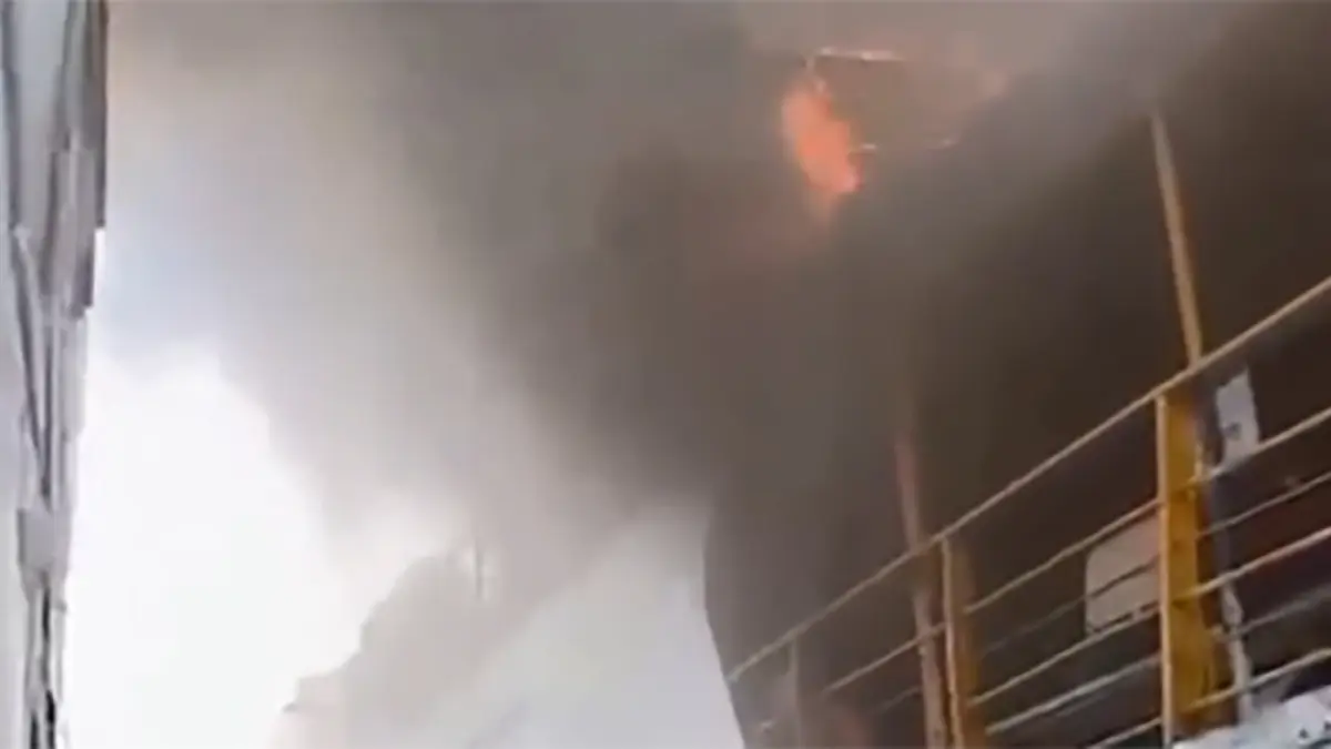 KMP Bontang terbakar di Pelabuhan Ketapang Banyuwangi, Jumat siang. Api melanda dek penumpang dan memicu asap hitam. Penyebab belum diketahui. (Tangkapan Layar)