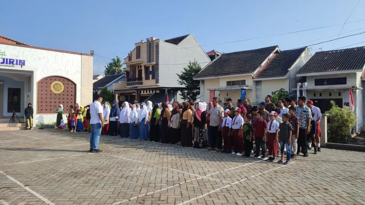 KOMPAK : Dari ibu-ibu, bapak-bapak, pemuda hingga anak-anak perumahan Villa Bukit Mas Giri melaksanakan upacara peringatan Kemerdekaan Republik Indonesia pada Senin (17/8) di halaman musholla Al Mujahirin. (Lubis untuk RadarBanyuwangi.id)