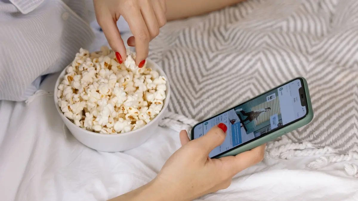 Menonton kartun masa kecil dapat menjadi pilihan hiburan ringan saat menikmati waktu makan. (Pexels/cottonbro studio)