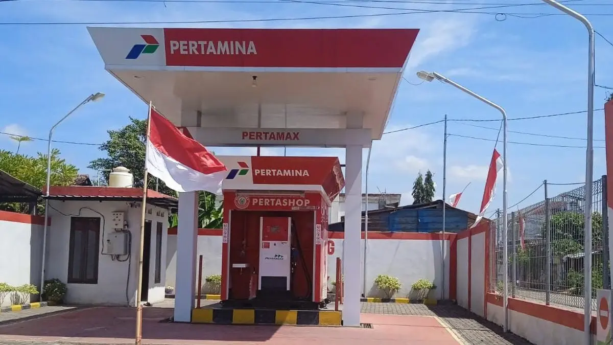 Pom mini masih menjadi pilihan sebagian warga Banyuwangi karena lokasinya dekat dan memudahkan pengendara memperoleh BBM. (Balquisse untuk Radar Banyuwangi)