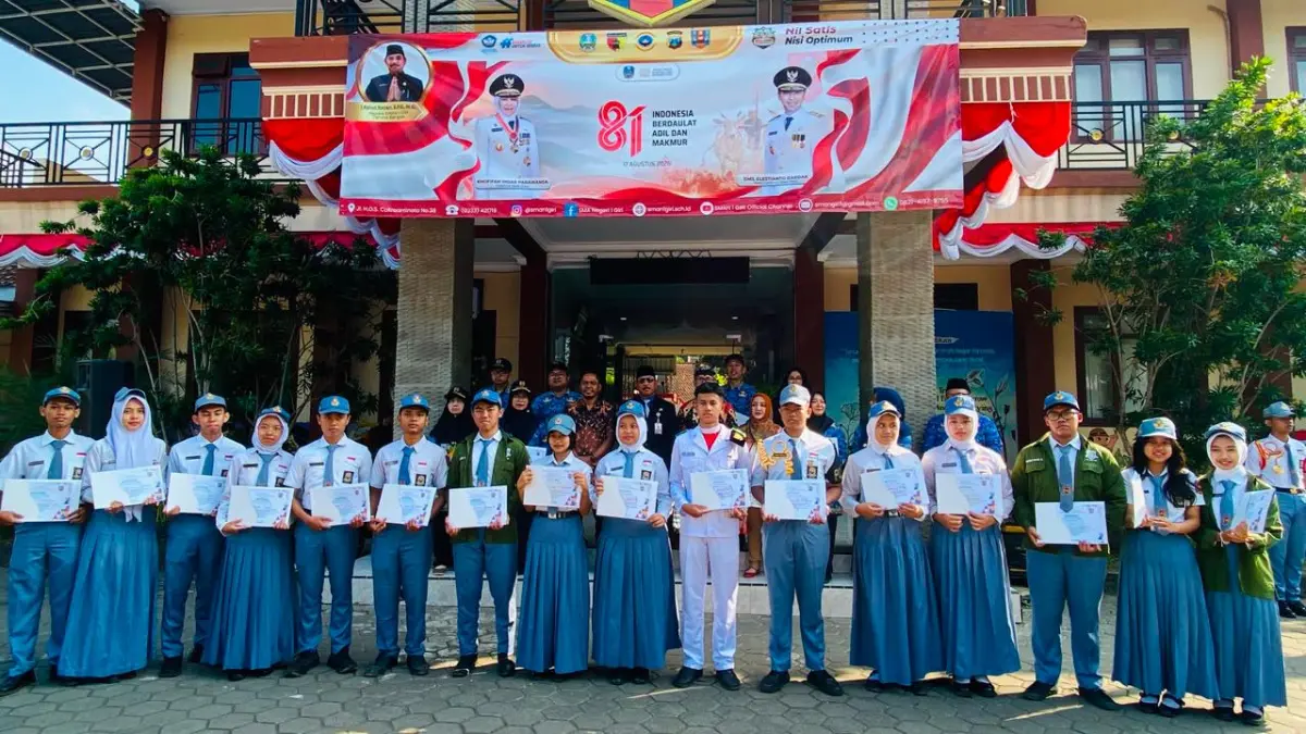 PRESTASI : Apresiasi SMAN 1 Giri Taruna Bangsa kepada siswa yang telah mengharumkan nama sekolah di ajang OPSI, OSN, FLS3N dan O2SN saat pelaksaan upacara peringatan HUT ke 81 Kemerdekaan RI. (SmagiTV untuk RadarBanyuwangi.id)