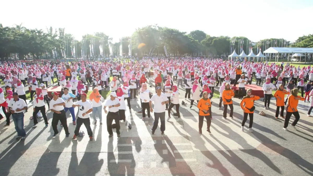 Ratusan warga mengikuti senam pagi bersama di lapangan terbuka sebagai bagian dari upaya menjaga kebugaran dan mendorong pola hidup sehat. (Portal Banyuwangi)