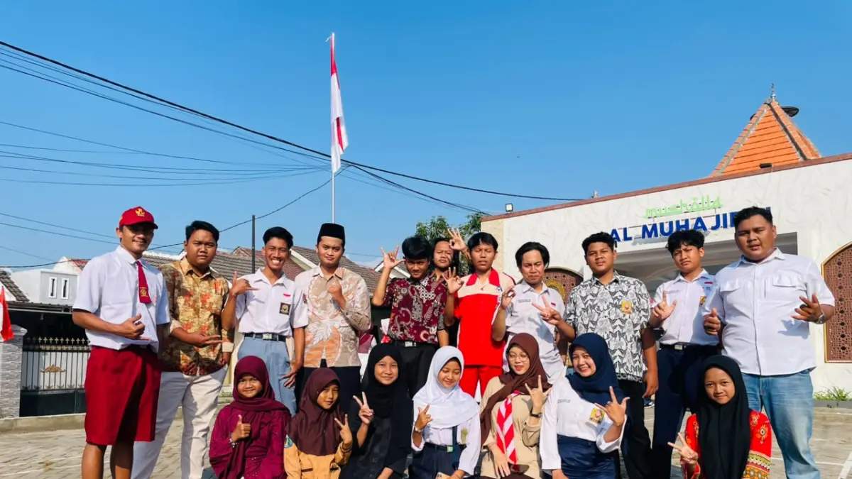SEMANGAT : Pemuda Karang Taruna Perumahan Villa Bukit Mas yang terpilih menjadi petugas upacara peringatan Kemerdekaan Republik Indonesia ke 81. (Lubis untuk RadarBanyuwangi.id)