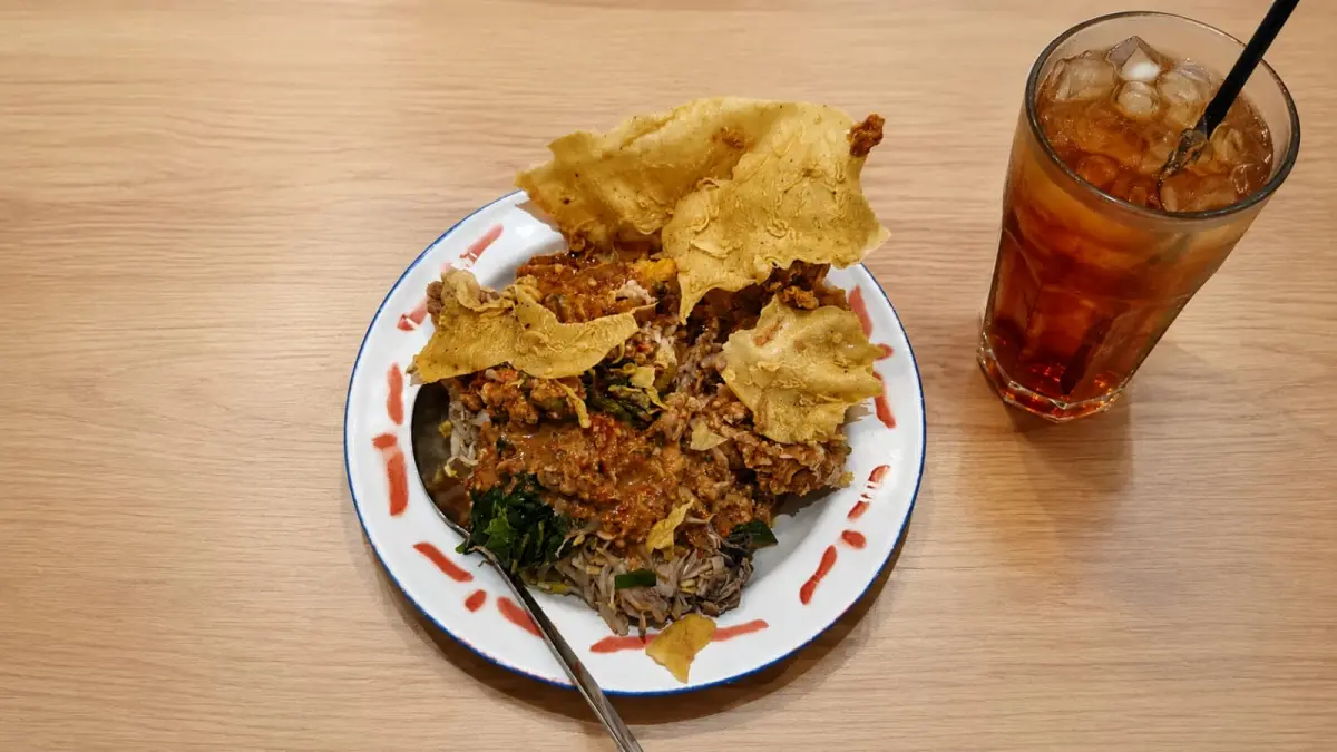 Seporsi pecel tumpang dengan sayuran, sambal pecel, sambal tumpang, dan rempeyek menjadi salah satu kuliner khas Kota Kediri. (Naufal untuk Radar Banyuwangi)