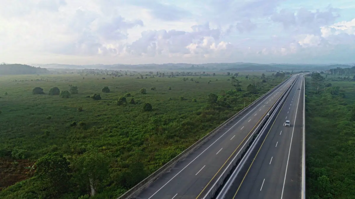 Tol Balikpapan-Samarinda sepanjang 97,3 km menjadi akses strategis menuju IKN. Waktu tempuh Balikpapan-KIPP IKN dipangkas dari 2 jam jadi 30 menit. (bpjt.pu.go.id)