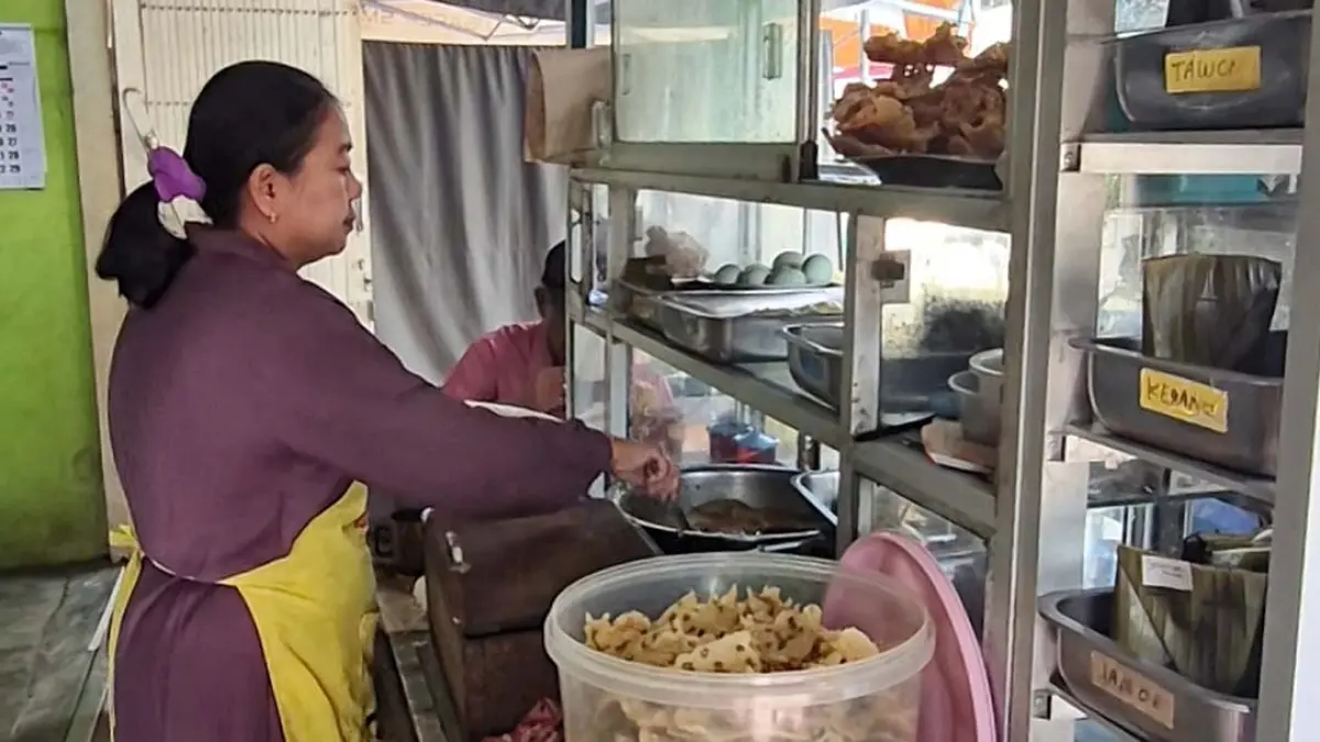 VARIATIF: Pengelola warung Bu Maolan yang ada di Dusun Klontang, Desa Gendoh, Kecamatan Sempu menyiapkan pesanan milik salab satu pengunjung, Jumat (21/8). (Salis Ali/Radar Banyuwangi)