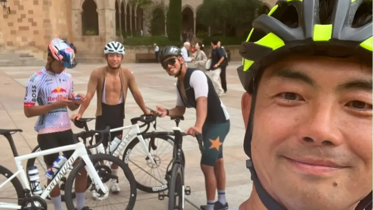 Veda Ega Pratama menjalani latihan fisik di Spanyol dengan gowes Barcelona-Montserrat bersama pembalap Honda sebelum seri Aragon 2026. (Instagram @honda_team_asia-)
