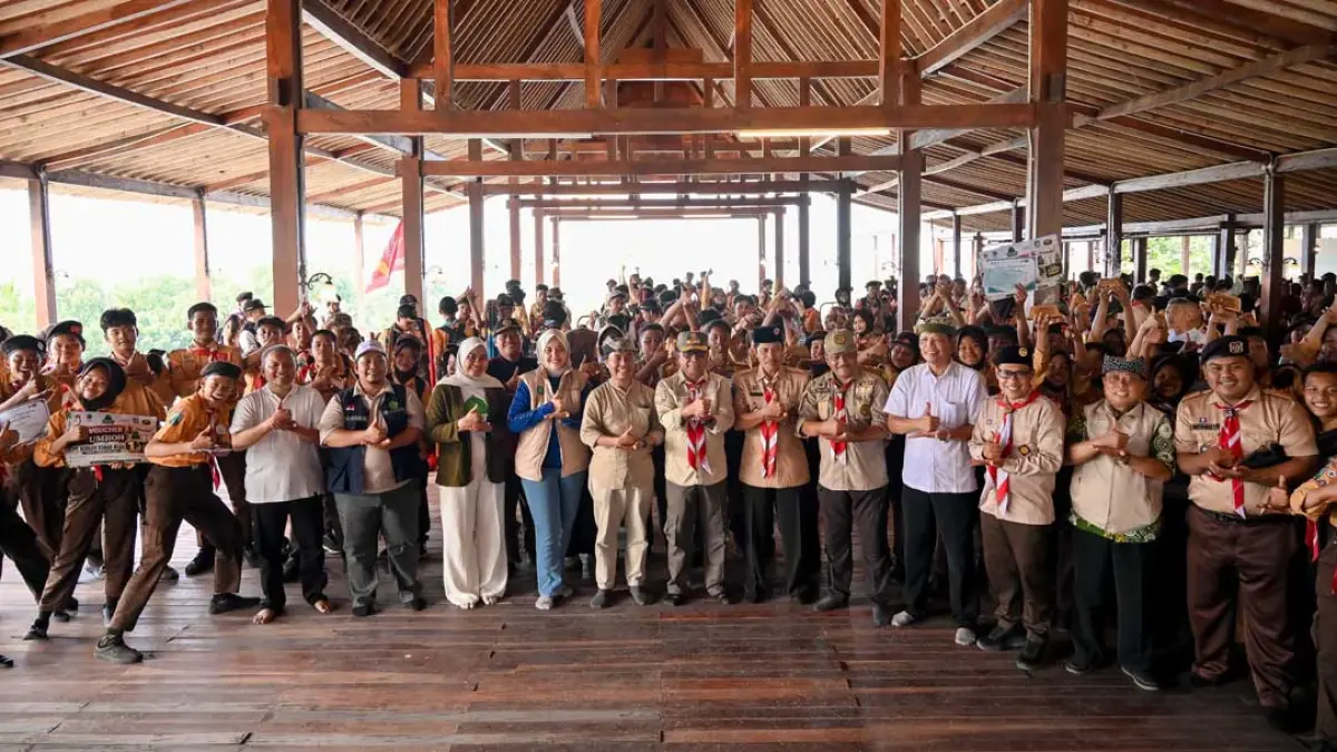 45 regu pramuka SMP/MTs foto bersama Wabup Mujiono dan DIrektur RaBa Samsudin Adlawi usai menuntaskan sembilan misi Digi MR di AWT Banyuwangi, (Ramada Kusuma/Radar Banyuwangi)