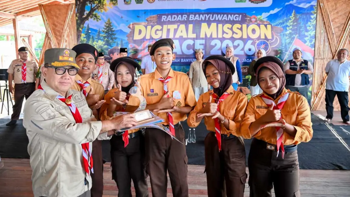 BERI APRESIASI: Wakil Bupati Mujiono menyerahkan hadiah berupa kepada juara 1 Digi MR yang diraih Regu Kopasda dari SMPN 2 Muncar, Sabtu (22/8). (Ramada Kusuma/Radar Banyuwangi)