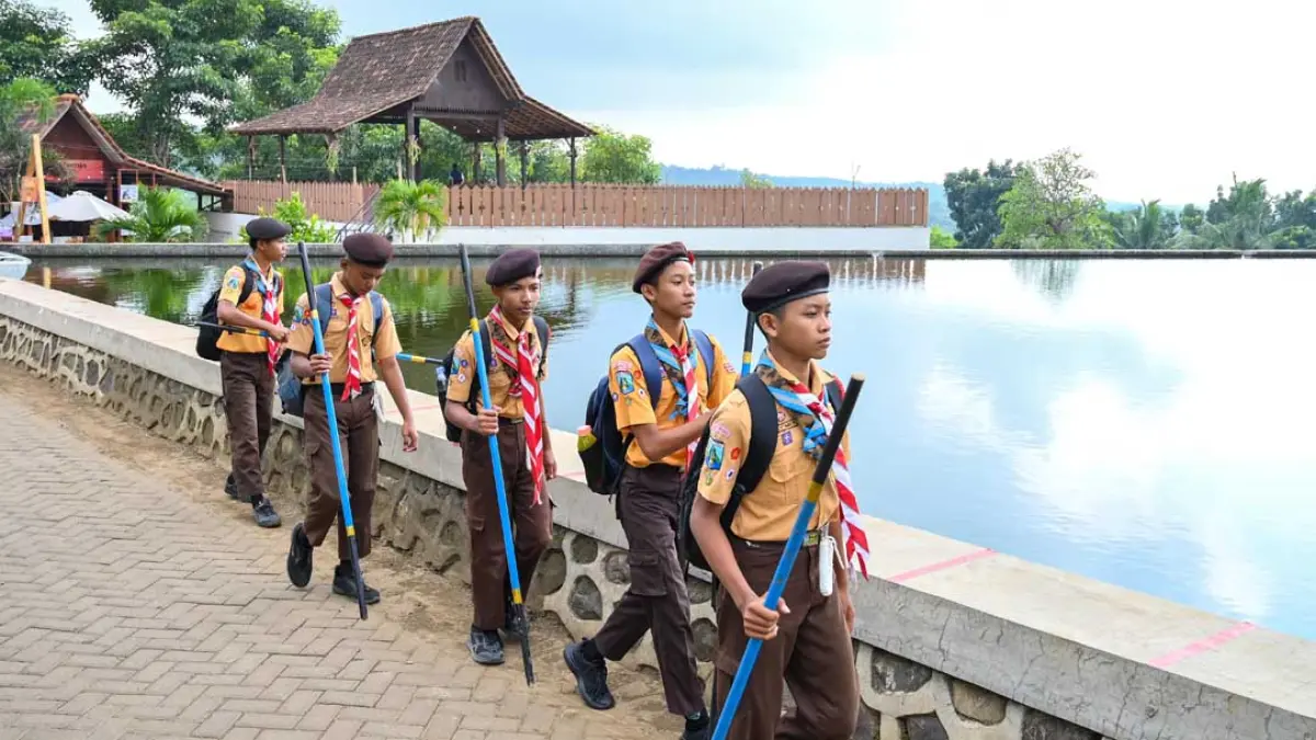 MENJELAJAH: Peserta Digi MR menuju pos yang dituju melewati kolam ikan AWT. (Ramada Kusuma/Radar Banyuwangi)