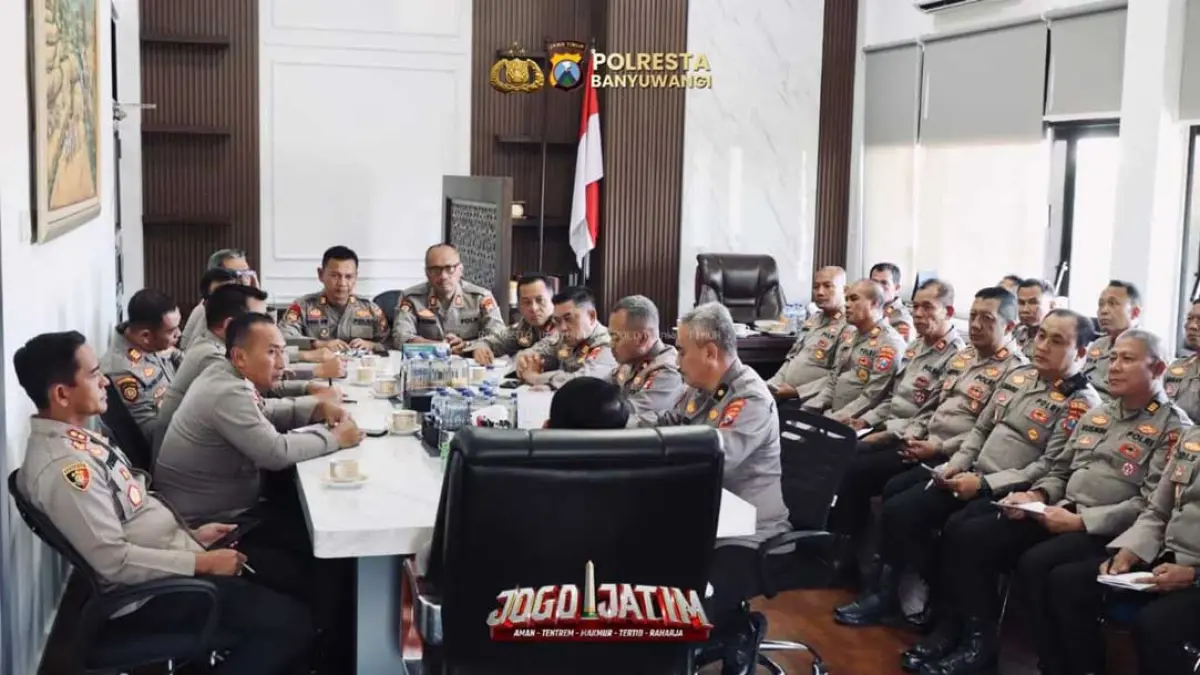 Para Kapolsek duduk bersama Kapolresta Banyuwangi Kombespol Rofiq Ripto Himawan dalam kegiatan coffee morning di ruang Kapolresta Banyuwangi, Jumat (21/8). (Humas Polresta Banyuwangi)