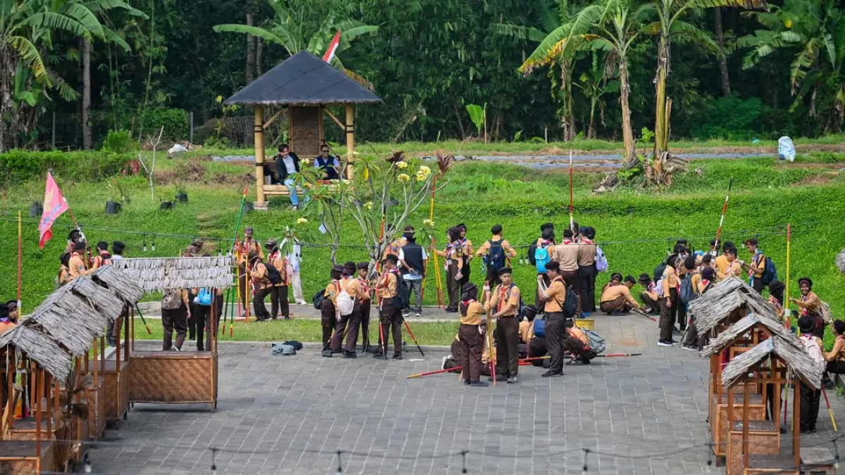 Peserta menuntaskan soal tali-temali di pos IV. (Ramada Kusuma/Radar Banyuwangi)
