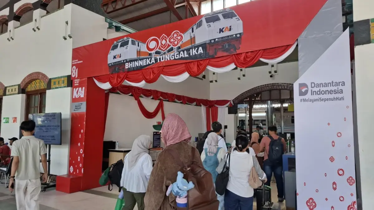Aktivitas pelanggan di Stasiun Semarang Tawang selama periode libur panjang 21–25 Agustus 2026. Stasiun ini mencatat 46.680 pelanggan berangkat dan tiba berdasarkan data sementara KAI Daop 4 Semarang. (KAI)