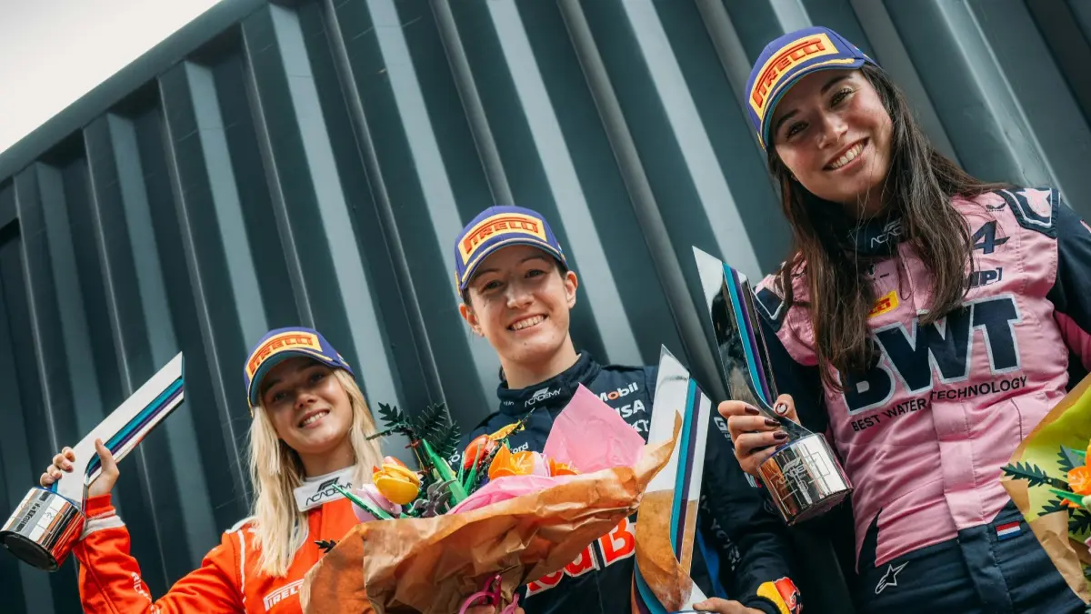 Alisha Palmowski (tengah), Alba Larsen (kiri), dan Nina Gademan (kanan) menghuni podium Feature Race di Zandvoort pada akhir pekan F1 ACADEMY 2026. (F1 Academy)
